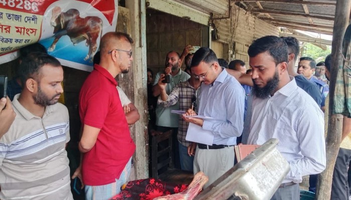 বাহুবলে পঁচা গরুর মাংস জব্দ করেছে ভ্রাম্যমাণ আদালত