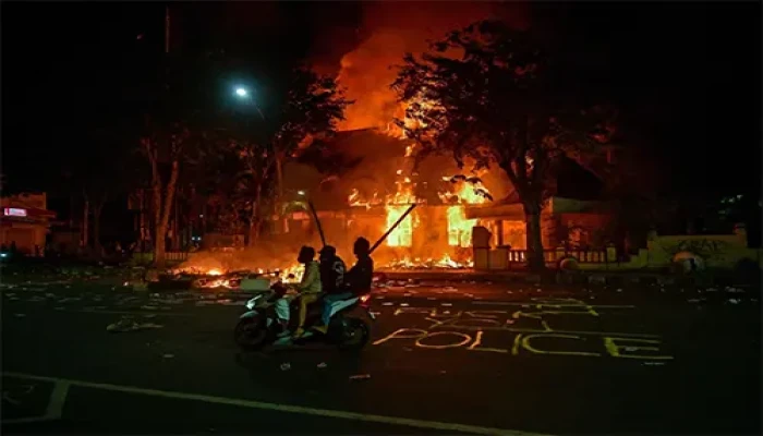 ​বিক্ষোভের আগুনে পুড়ছে ইন্দোনেশিয়া