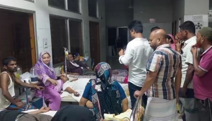 ইতালি প্রবাসীর ভবনে ঢুকে ৪ জনকে কুপিয়ে জখম