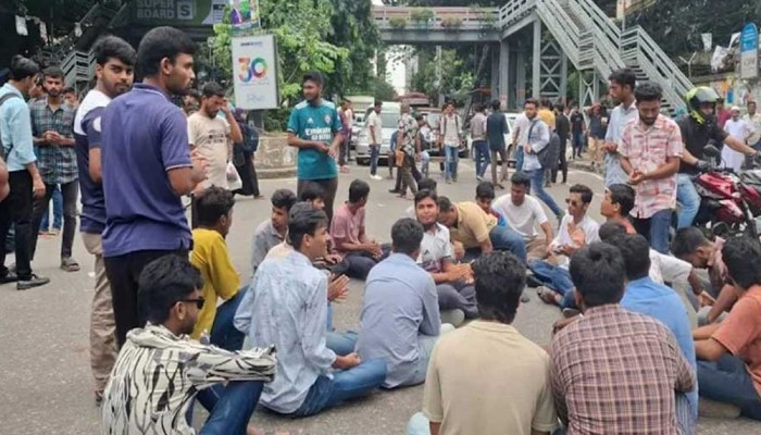তিতুমীরের শিক্ষার্থীদের এক ঘণ্টা সড়ক অবরোধ