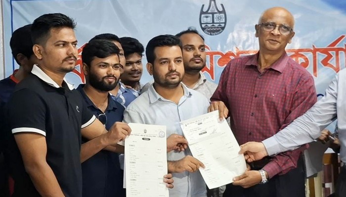 চাকসু নির্বাচন : মনোনয়ন ফরম নিলেন ছাত্রদল প্যানেলের প্রার্থীরা