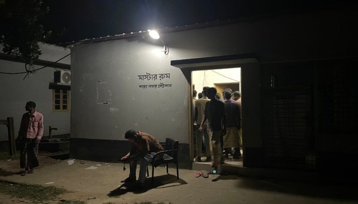 ট্রেনের যাত্রীদের সঙ্গে গ্রামবাসীর সংঘর্ষ, আহত ৫