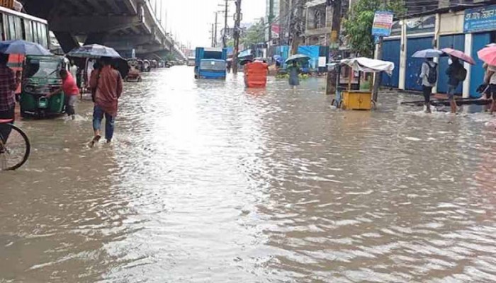 মুষলধারে বৃষ্টিতে ঢাকার সড়কে জলাবদ্ধতা