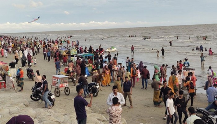 হোটেলে জায়গা নেই, সৈকতে রাতযাপন