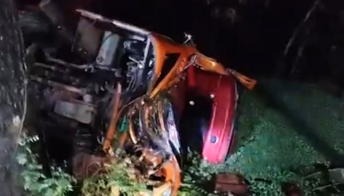 রাজৈরে নিয়ন্ত্রণ হারিয়ে বাস খাদে, নিহত ১