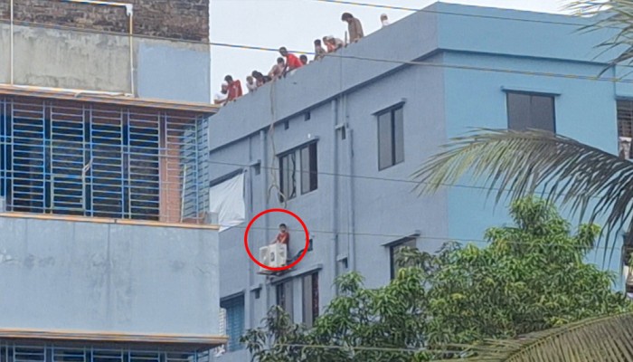 মাদরাসা থেকে পালাতে গিয়ে আটকে গেল শিক্ষার্থী, অতঃপর...