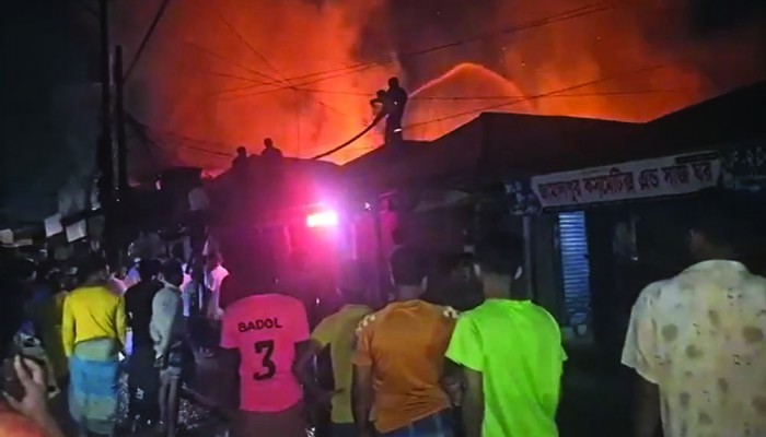মধ্যরাতে জিরানী মার্কেটে ভয়াবহ আগুন, পুড়ল ১০ দোকান