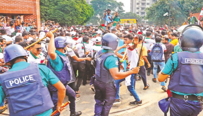 ভাঙচুর আগুন জুলাই যোদ্ধাদের লাঠিপেটা