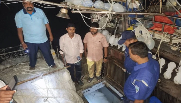 রামগতিতে মাছ ধরার ট্রলারসহ বরফবোঝাই ২ ট্রাক আটক