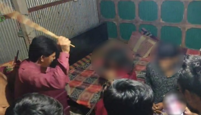 প্রবাসীর স্ত্রীকে বেঁধে যুবলীগ নেতার লাঠিপেটা, ভিডিও ভাইরাল