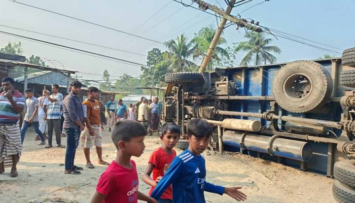 পাবনায় ট্রাকচাপায় ভ্যানে থাকা দুই স্কুলশিক্ষার্থীসহ নিহত ৩