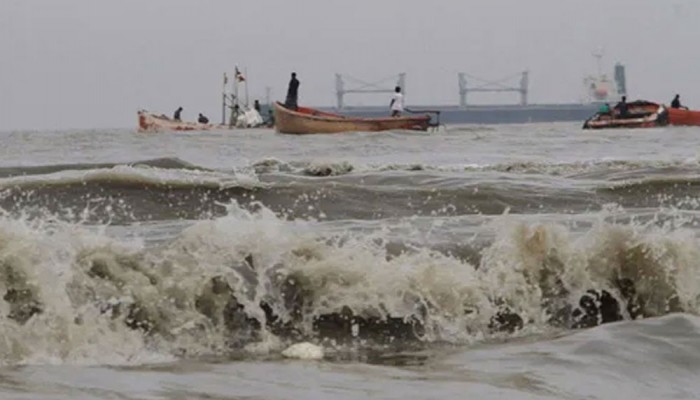 সমুদ্রবন্দর থেকে নামল সতর্কসংকেত, তবে গভীর সাগরে যেতে মানা