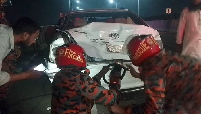পথচারীকে চাপা দিয়ে পালিয়ে যাওয়ার সময় ৪ গাড়িতে বাসের ধাক্কা, আহত ১০