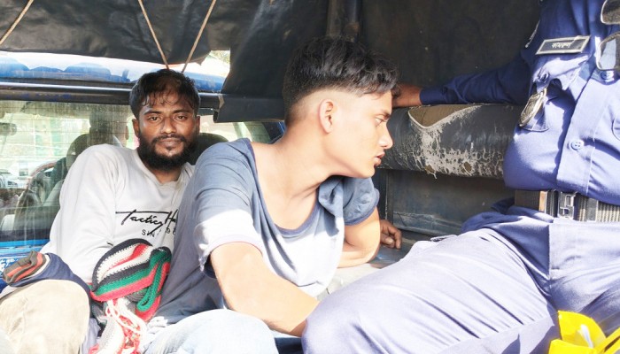 যাত্রী বেশে অটোরিকশা ছিনতাই চেষ্টা, দুজনকে ধরে পুলিশে দিল জনতা
