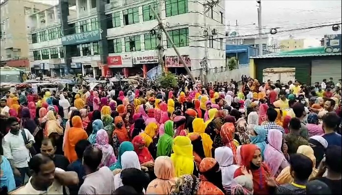 পোশাক কারখানা বন্ধের ঘোষণা, শ্রমিকদের বিক্ষোভ