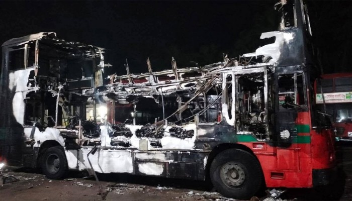 নোয়াখালীতে গভীর রাতে বিআরটিসির দুই বাসে আগুন