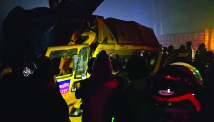 কাভার্ডভ্যানের পেছনে মালবাহী ট্রাকের ধাক্কা, প্রাণ গেল দুজনের