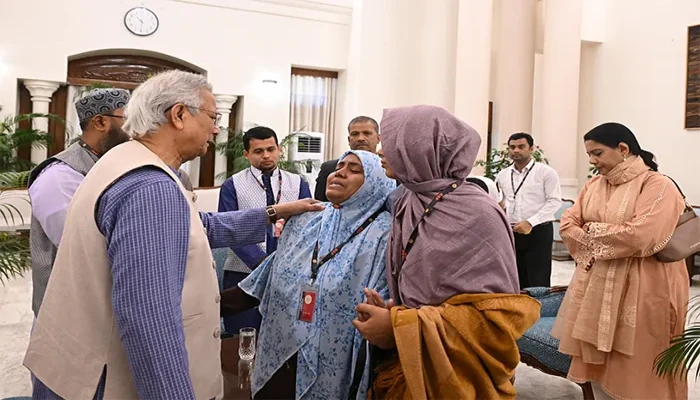 হাদির পরিবারের সঙ্গে প্রধান উপদেষ্টার সাক্ষাৎ, সর্বোত্তম চিকিৎসা নিশ্চিতের আশ্বাস