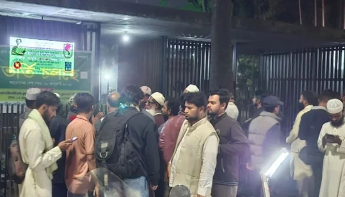 রাত নামলেও থামেনি মানুষের ঢল, শহীদ হাদির কবর দেখতে ভিড়