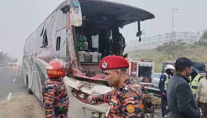 ঢাকা-মাওয়া এক্সপ্রেসওয়েতে ট্রাকে বাসের ধাক্কা, নিহত ১