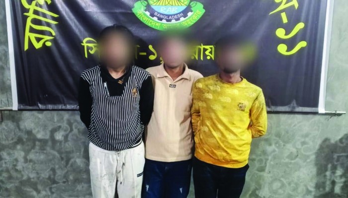 নারায়ণগঞ্জে দেশীয় অস্ত্র ও মাদকসহ তিন ডাকাত গ্রেপ্তার