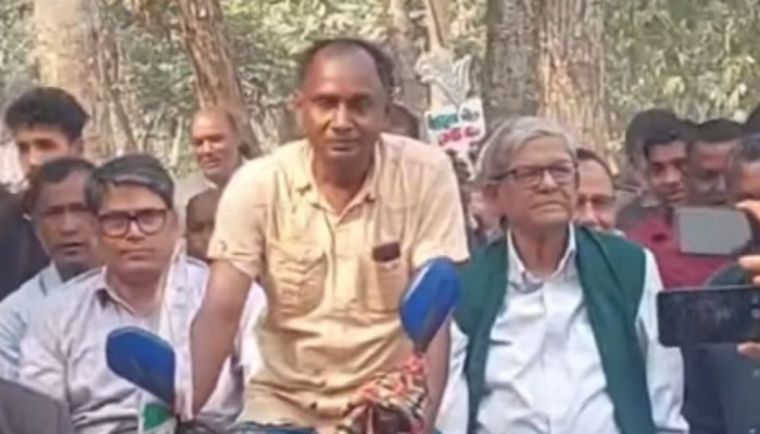ভ্যানে চড়ে জনতার দুয়ারে মির্জা ফখরুল