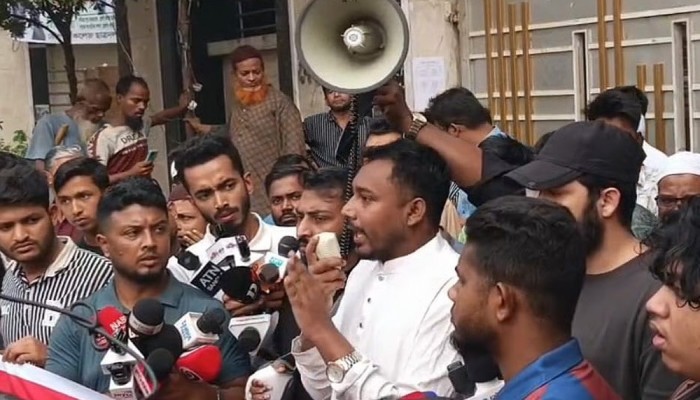 ফার্মগেটে চাঁদাবাজির প্রতিবাদ করায় হামলা, প্রতিবাদে বিক্ষোভ