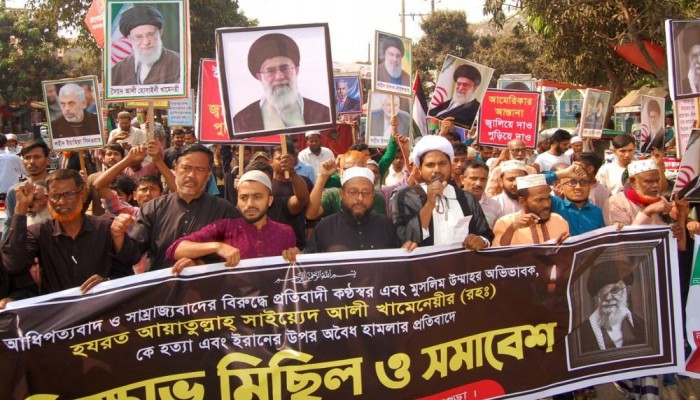 ইরানে হামলা ও খামেনিকে হত্যার প্রতিবাদে বগুড়ায় বিক্ষোভ