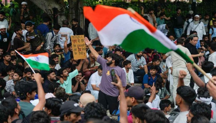 "নিষেধাজ্ঞার সাইনবোর্ড আর পুলিশের ব্যারিকেড ভেদ করে উত্তেজনার পারদ চড়াচ্ছে ‘ককরোচ জনতা পার্টির’ পতাকা কর্মসূচি!"