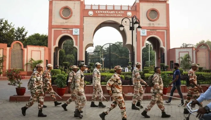 দিল্লির জামিয়া যেন পুলিশ ক্যাম্প